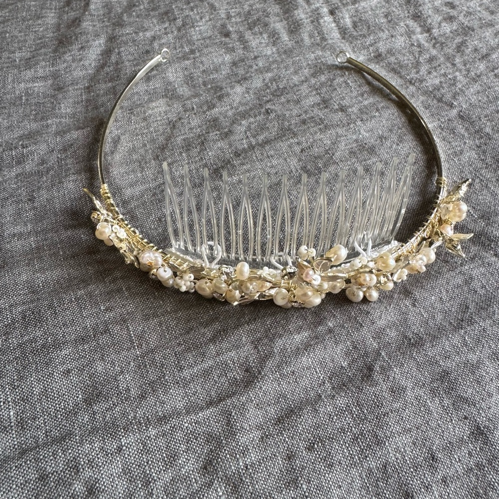 Elegant Gold and Cream Floral Tiara - Picture 3 of 6